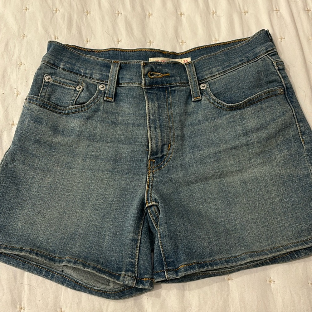 Levi’s Mid-Length Denim Short 26